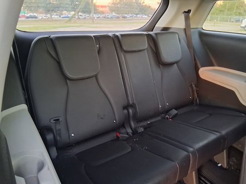 Used 2024 Kia Carnival LX image 14