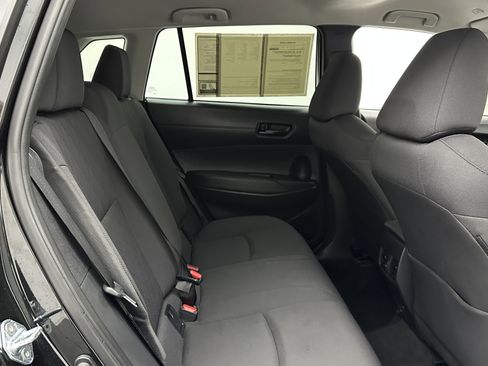 Used 2025 Toyota Corolla Cross LE image 31