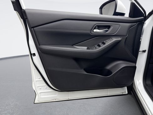 Used 2025 Nissan Rogue SL image 9