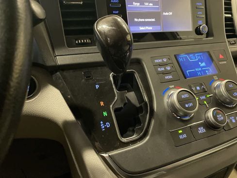 Used 2019 Toyota Sienna XLE image 19