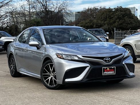 Used 2024 Toyota Camry SE image 2