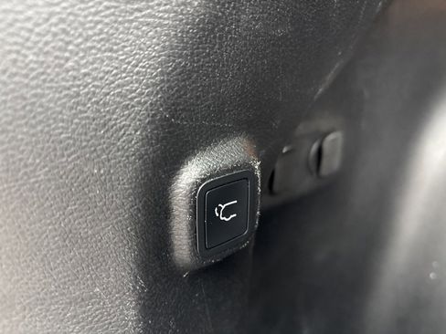 Used 2021 Jeep Cherokee Limited image 29