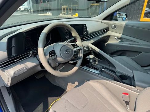 Used 2021 Hyundai Elantra SE FWD image 5