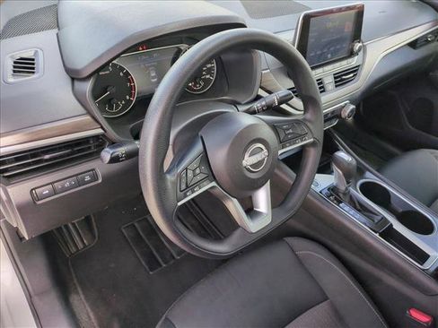 Used 2024 Nissan Altima 2.5 SV image 10