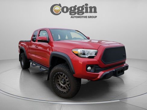 Used 2017 Toyota Tacoma TRD Off-Road image 8