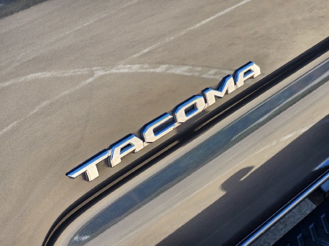 Used 2022 Toyota Tacoma Limited RWD image 12