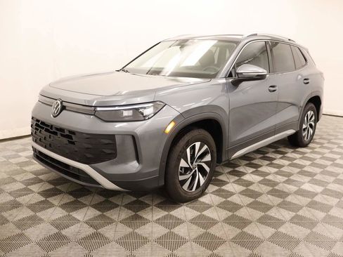 Certified 2025 Volkswagen Tiguan S image 1