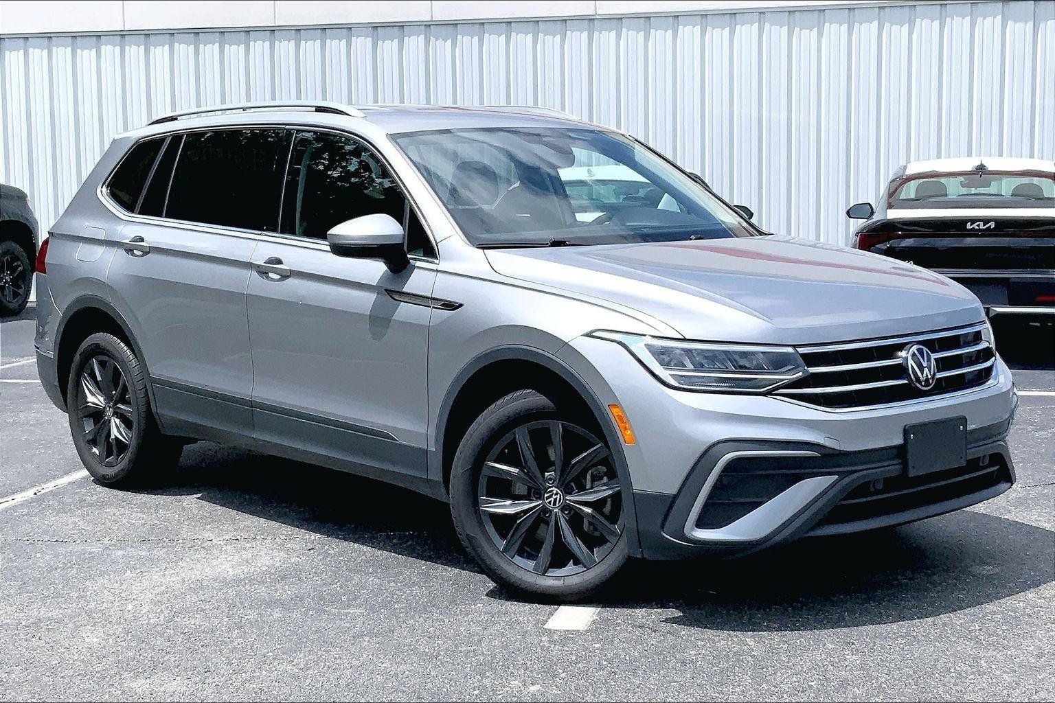 Used 2024 Volkswagen Tiguan SE AWD/4WD image 2