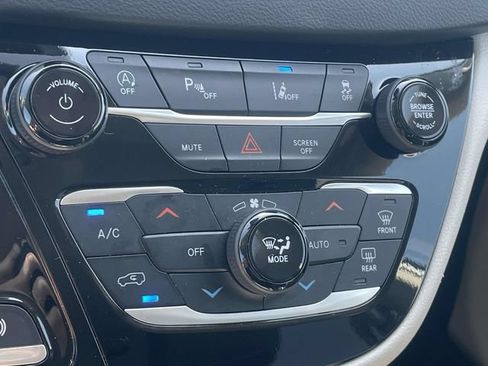 Used 2024 Chrysler Pacifica Touring-L FWD image 18