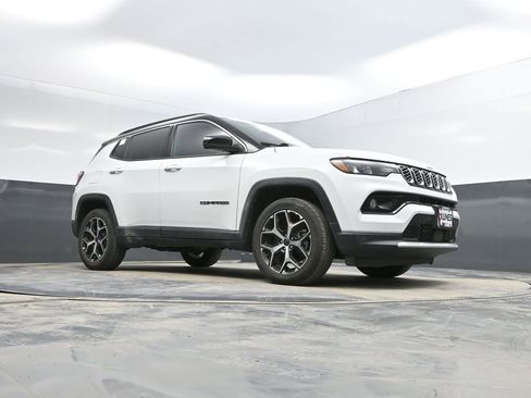 Used 2025 Jeep Compass Limited image 19