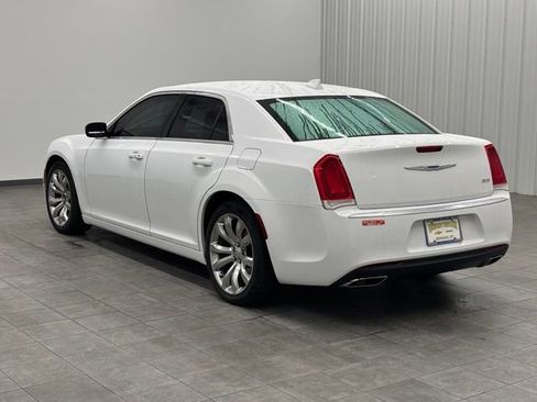 Used 2018 Chrysler 300 Touring w/ Chrome Appearance Package RWD image 4