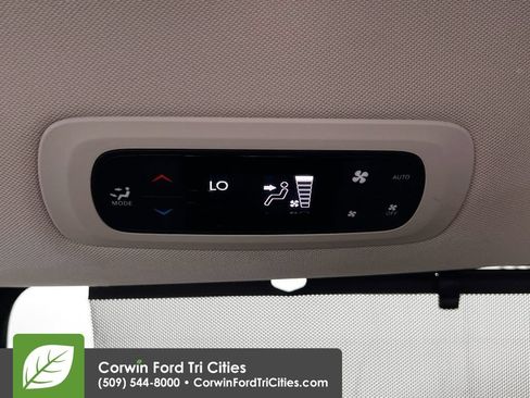 Used 2020 Chrysler Pacifica Touring-L FWD image 29