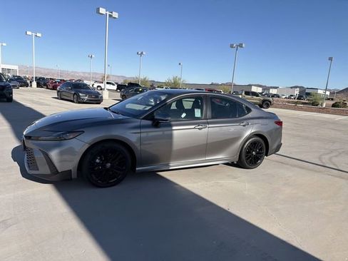 Used 2025 Toyota Camry SE image 8