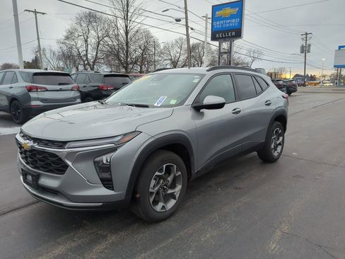 Certified 2024 Chevrolet Trax LT w/ Driver Confidence Package image 3