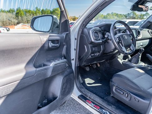 Used 2022 Toyota Tacoma TRD Off-Road image 13