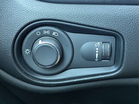 Used 2023 Jeep Renegade Latitude AWD/4WD image 24