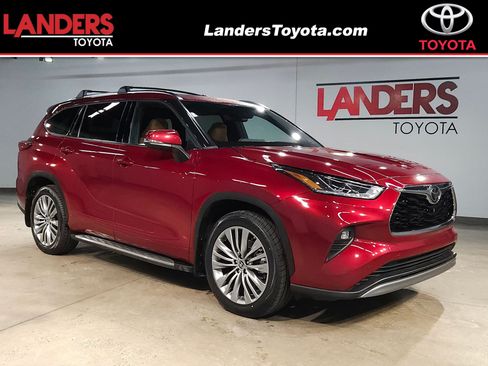 Used 2022 Toyota Highlander Platinum FWD image 1