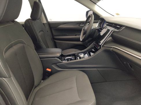 Used 2023 Jeep Grand Cherokee Laredo RWD image 21