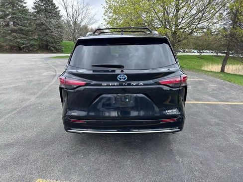 Used 2024 Toyota Sienna Limited image 4