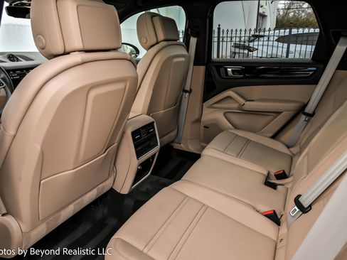 Used 2022 Porsche Cayenne Platinum Edition image 27