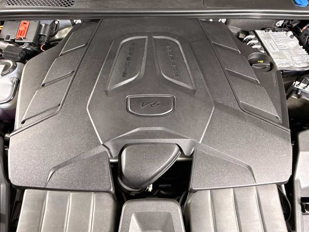 Certified 2025 Porsche Cayenne AWD/4WD image 29