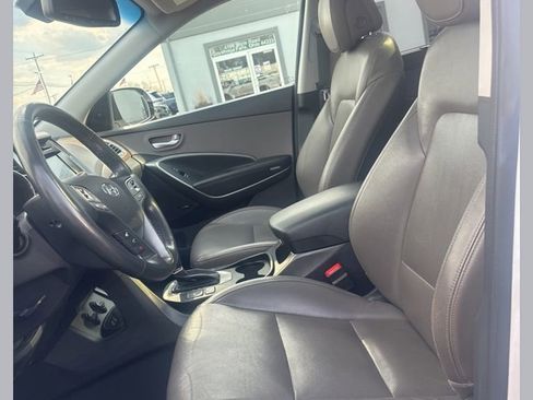 Used 2017 Hyundai Santa Fe SE image 1