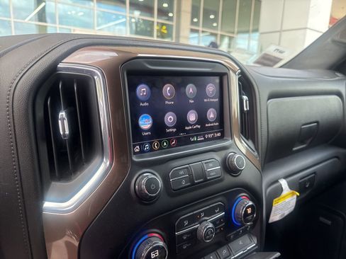 Used 2020 Chevrolet Silverado 1500 High Country w/ Technology Package image 9