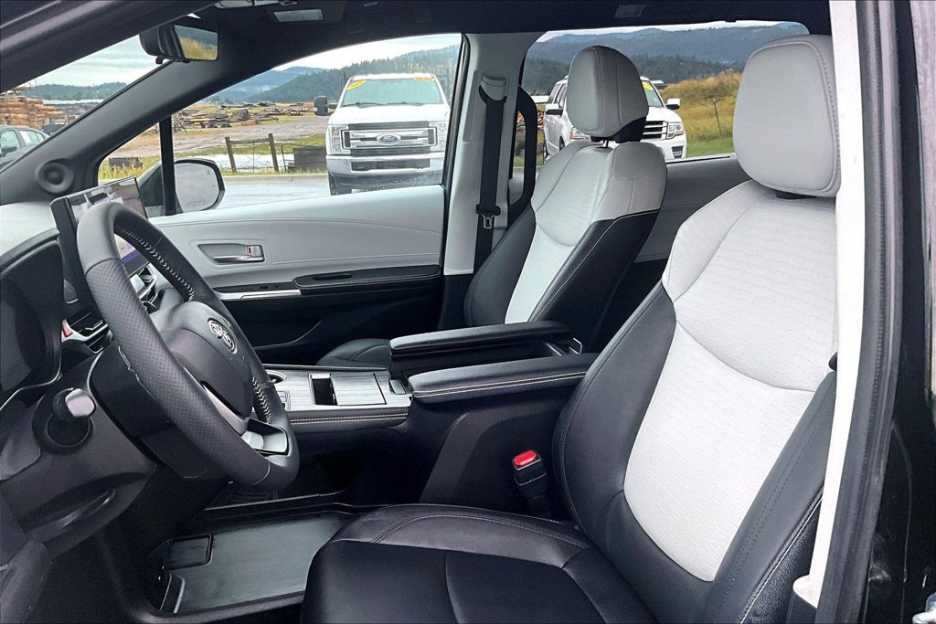 Used 2025 Toyota Sienna XSE AWD/4WD image 25