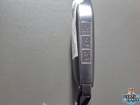 Used 2025 Kia Carnival FWD image 31