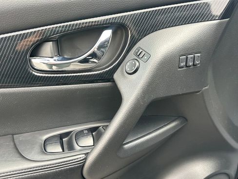 Used 2017 Nissan Rogue SL image 16