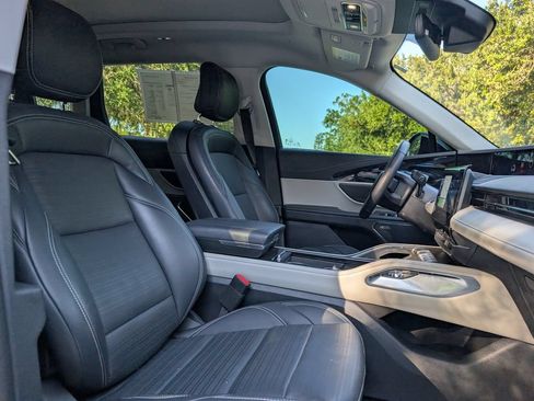 Used 2025 Lincoln Nautilus Reserve AWD/4WD image 18