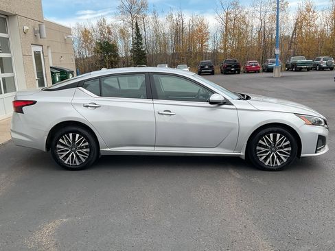 Used 2023 Nissan Altima 2.5 SV image 4