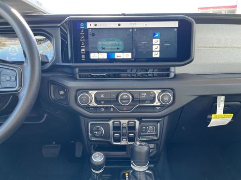 Used 2025 Jeep Wrangler Sport image 27