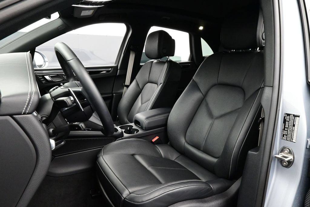 Certified 2025 Porsche Macan AWD/4WD image 5
