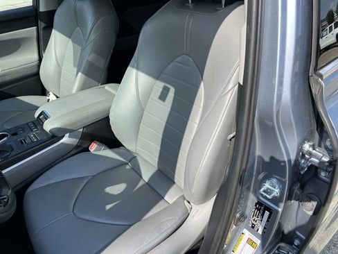 Used 2021 Toyota Highlander XLE AWD/4WD image 20