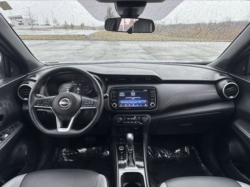 Used 2023 Nissan Kicks SR w/ SR Premium Package FWD image 11