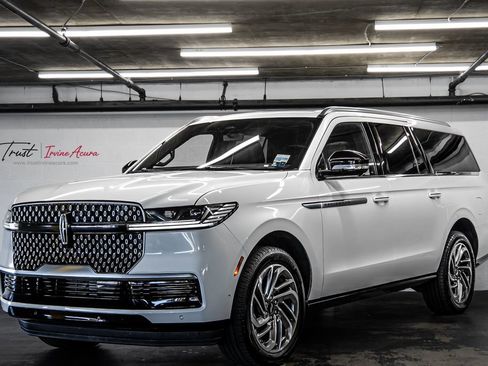 Used 2025 Lincoln Navigator Reserve AWD/4WD image 1
