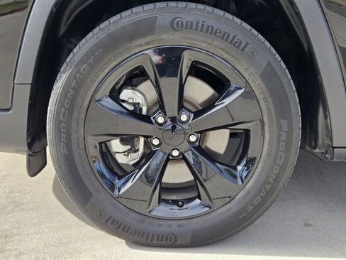 Certified 2023 Jeep Cherokee Altitude Lux image 12