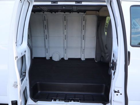 Used 2018 Chevrolet Express 2500 Extended RWD image 15