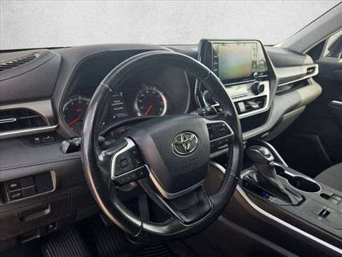 Used 2022 Toyota Highlander LE FWD image 10