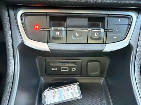 Used 2024 GMC Terrain SLT image 19