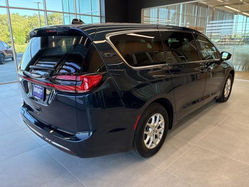 Certified 2025 Chrysler Pacifica Select FWD image 5