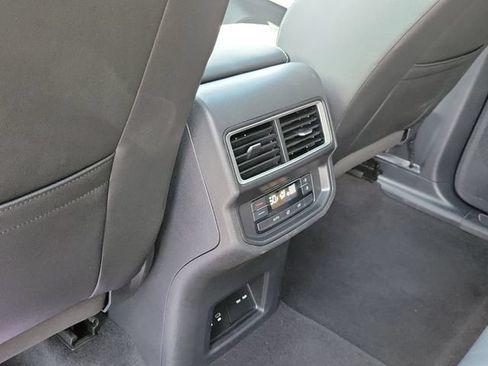Used 2025 Volkswagen Atlas SE AWD/4WD image 21