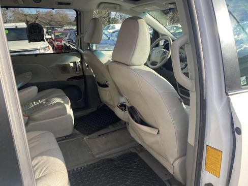 Used 2012 Toyota Sienna XLE image 18