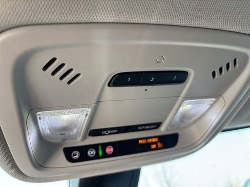 Used 2021 Chevrolet Traverse LT image 30