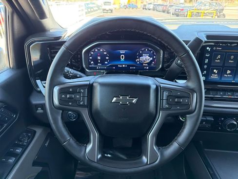 Used 2025 Chevrolet Silverado 2500 ZR2 w/ Technology Package image 14