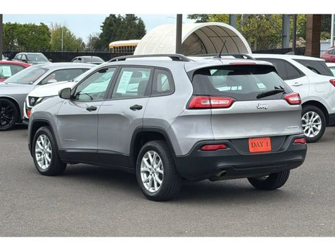 Used 2016 Jeep Cherokee Sport FWD image 8
