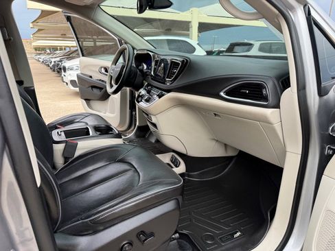 Used 2018 Chrysler Pacifica Limited FWD image 15