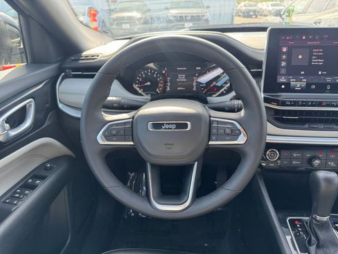 Used 2025 Jeep Compass Limited image 28