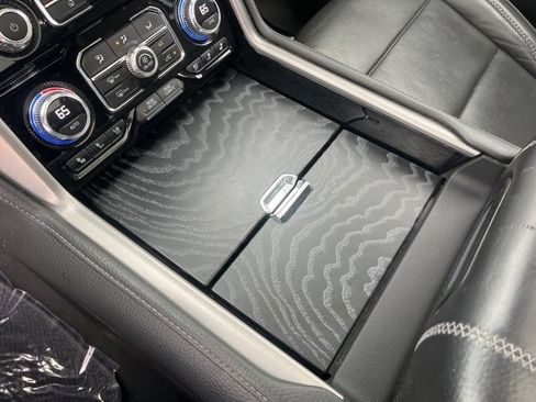 Used 2023 GMC Yukon XL Denali image 30